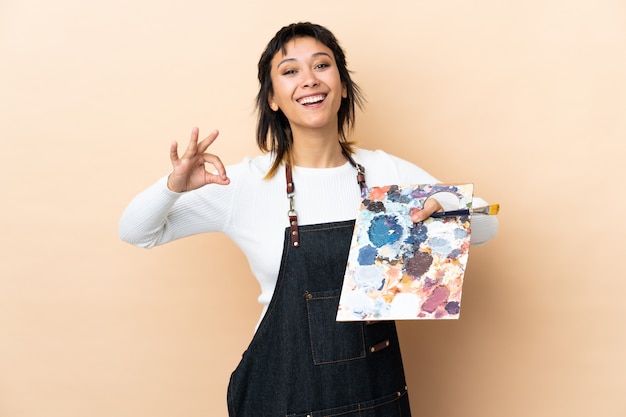 Улыбка клиента с вышитой картиной